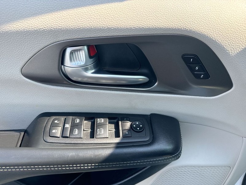 Chrysler Pacifica Vehicle Full-screen Gallery Image 31