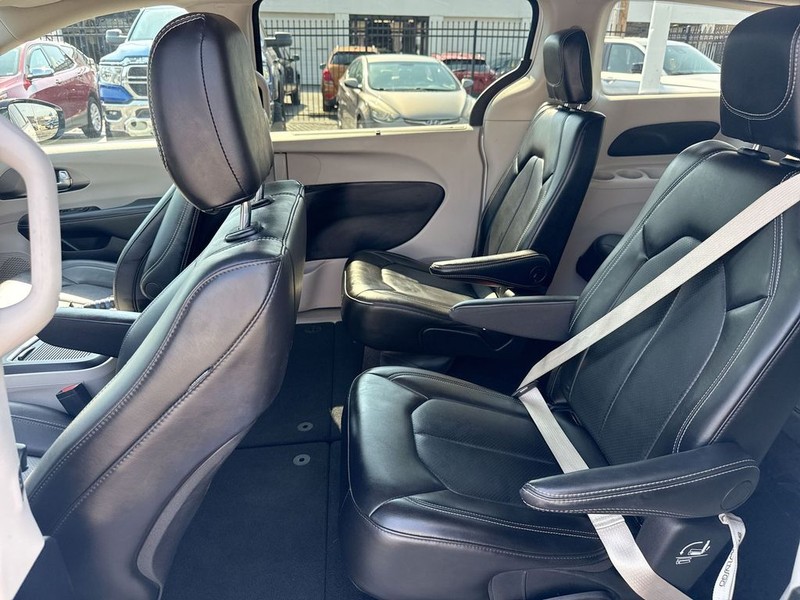 Chrysler Pacifica Vehicle Full-screen Gallery Image 32