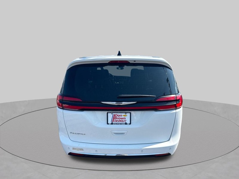 Chrysler Pacifica Vehicle Full-screen Gallery Image 33