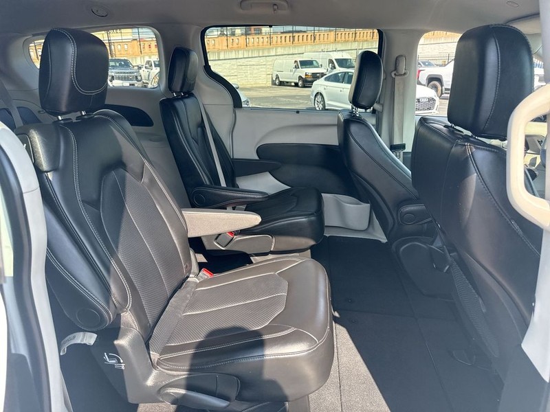 Chrysler Pacifica Vehicle Full-screen Gallery Image 34