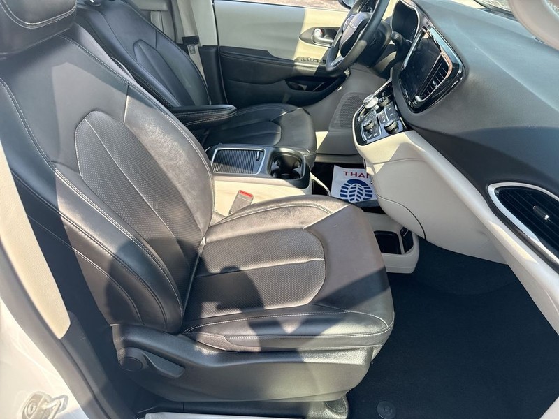 Chrysler Pacifica Vehicle Full-screen Gallery Image 35