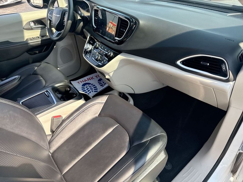 Chrysler Pacifica Vehicle Full-screen Gallery Image 36