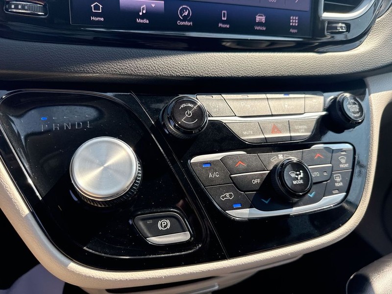 Chrysler Pacifica Vehicle Full-screen Gallery Image 40