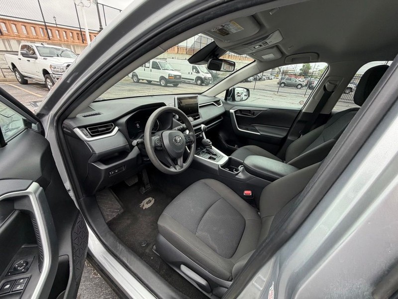 Toyota RAV4 Vehicle Full-screen Gallery Image 7