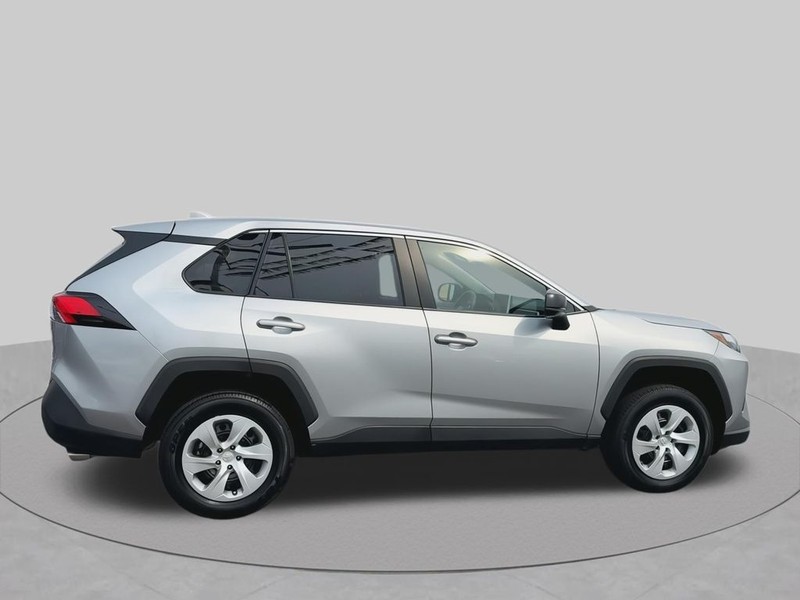 Toyota RAV4 Vehicle Full-screen Gallery Image 17