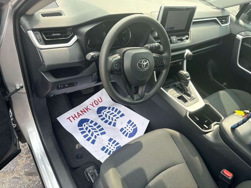 Toyota RAV4 Vehicle Full-screen Gallery Image 18
