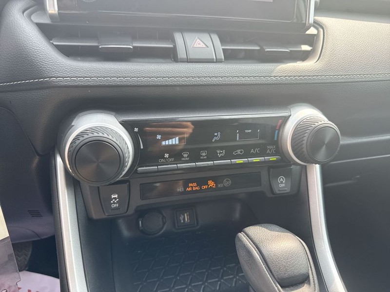 Toyota RAV4 Vehicle Full-screen Gallery Image 24