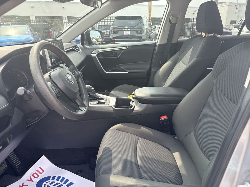 Toyota RAV4 Vehicle Full-screen Gallery Image 26