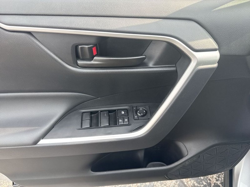 Toyota RAV4 Vehicle Full-screen Gallery Image 27