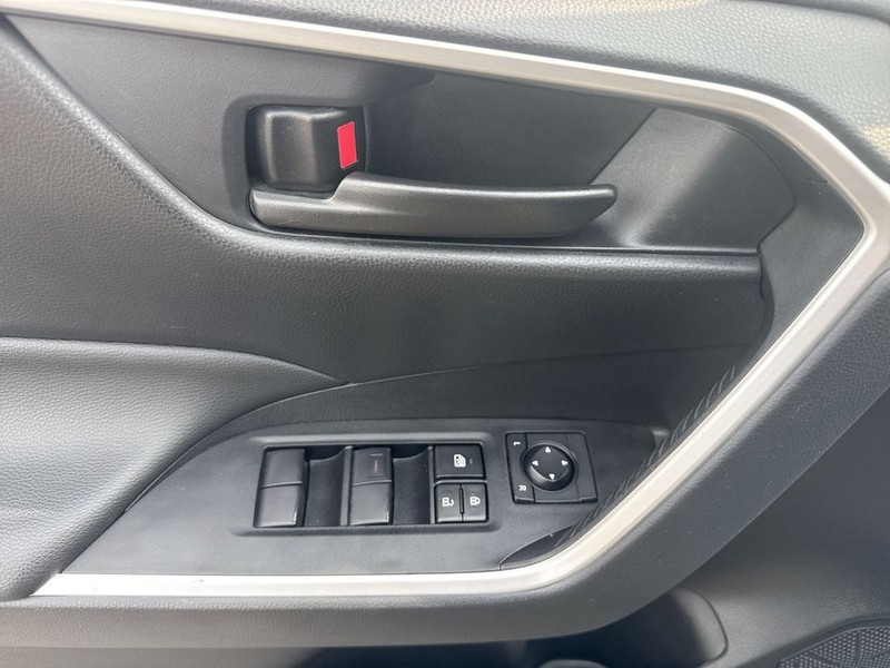 Toyota RAV4 Vehicle Full-screen Gallery Image 28