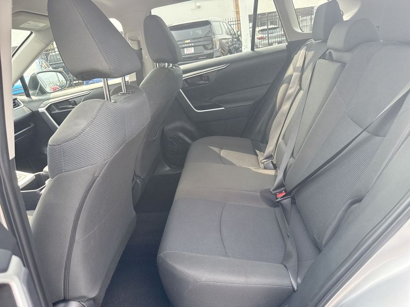 Toyota RAV4 Vehicle Full-screen Gallery Image 29