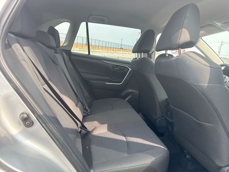 Toyota RAV4 Vehicle Full-screen Gallery Image 31