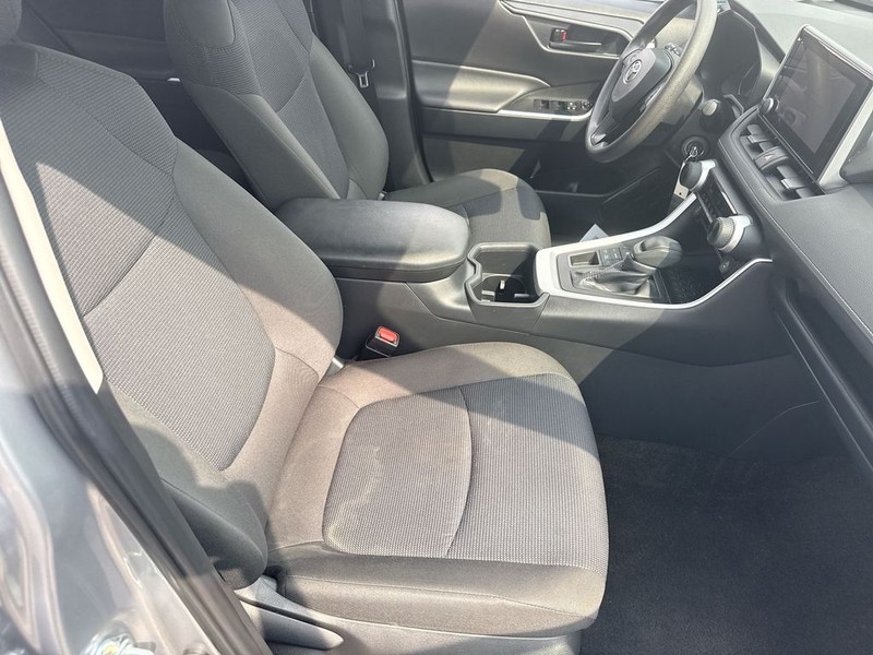 Toyota RAV4 Vehicle Full-screen Gallery Image 32