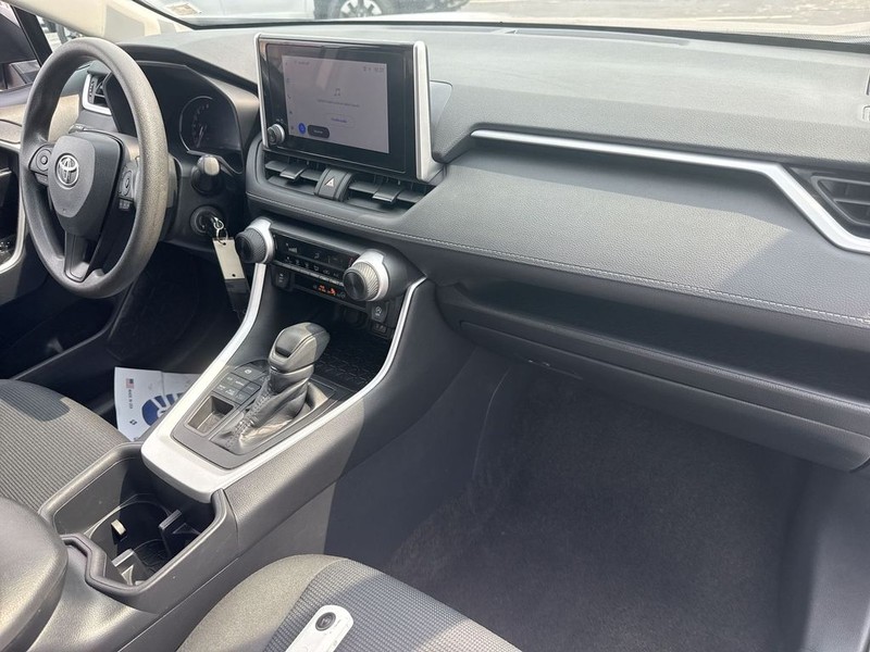 Toyota RAV4 Vehicle Full-screen Gallery Image 33