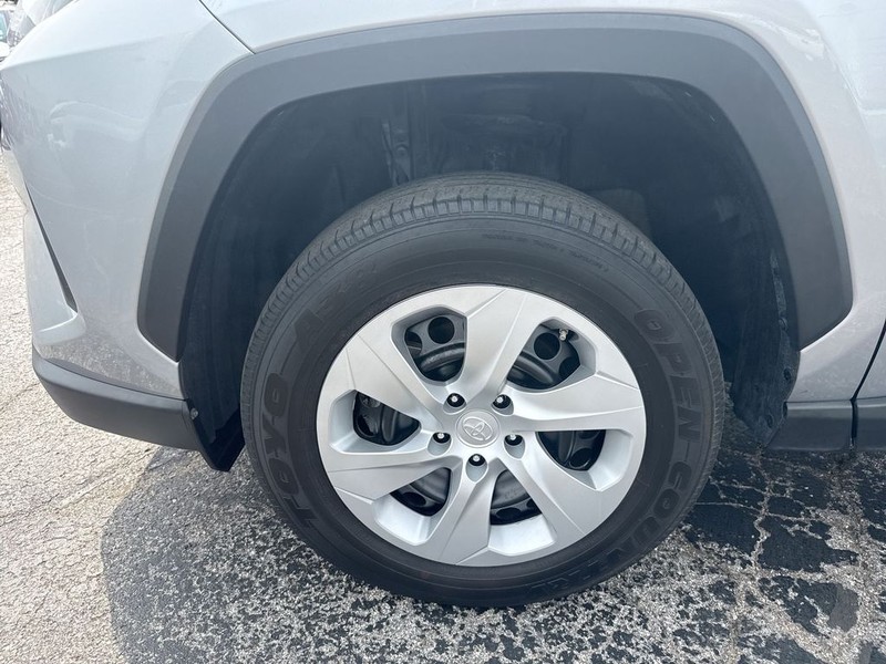 Toyota RAV4 Vehicle Full-screen Gallery Image 35