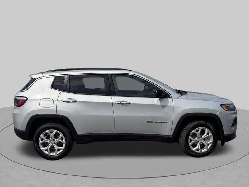 Jeep Compass Vehicle Full-screen Gallery Image 6