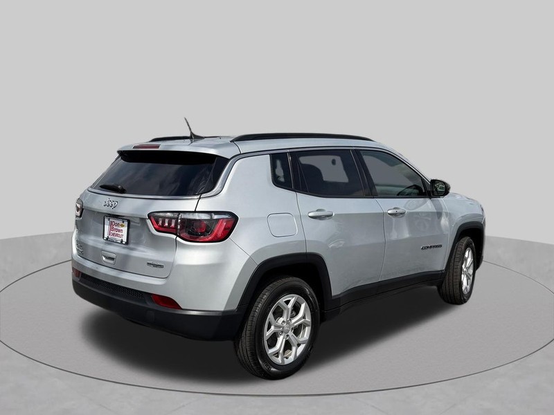 Jeep Compass Vehicle Full-screen Gallery Image 8