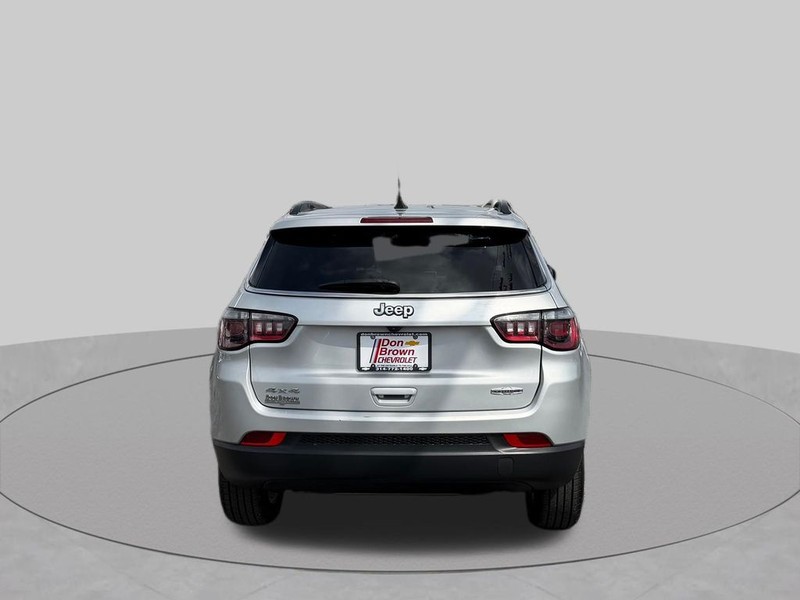Jeep Compass Vehicle Full-screen Gallery Image 11