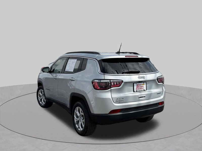 Jeep Compass Vehicle Full-screen Gallery Image 13