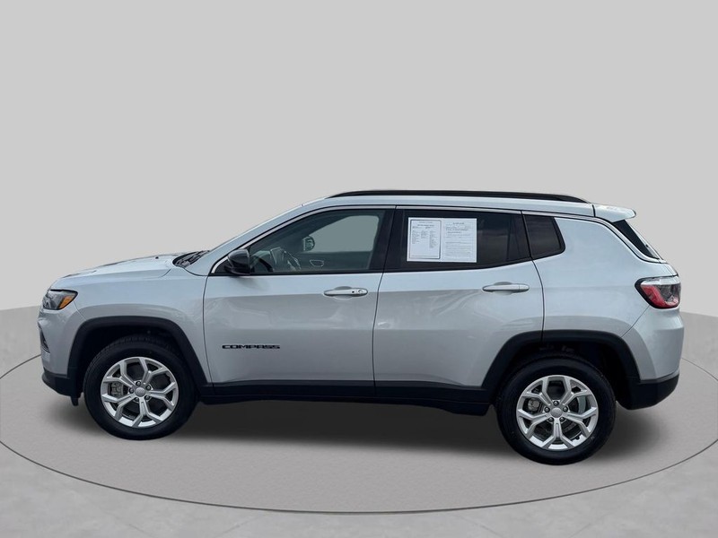 Jeep Compass Vehicle Full-screen Gallery Image 14
