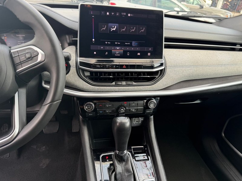 Jeep Compass Vehicle Full-screen Gallery Image 20