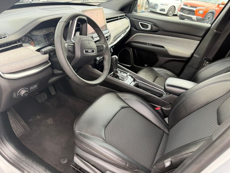 Jeep Compass Vehicle Full-screen Gallery Image 22