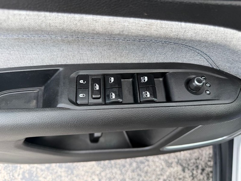 Jeep Compass Vehicle Full-screen Gallery Image 23