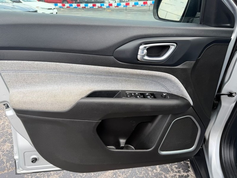 Jeep Compass Vehicle Full-screen Gallery Image 24