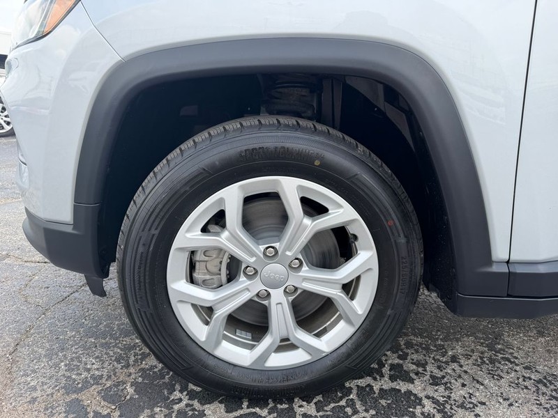 Jeep Compass Vehicle Full-screen Gallery Image 28