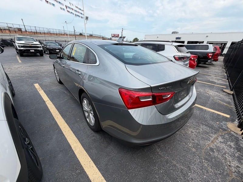 Chevrolet Malibu Vehicle Full-screen Gallery Image 03