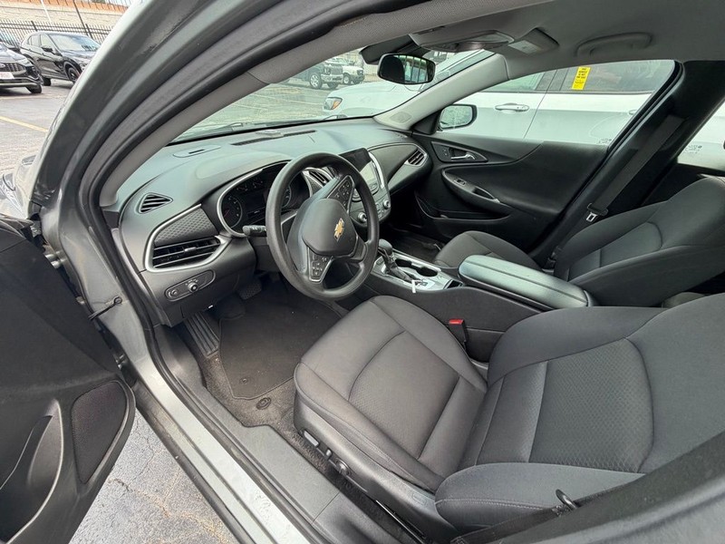 Chevrolet Malibu Vehicle Full-screen Gallery Image 05