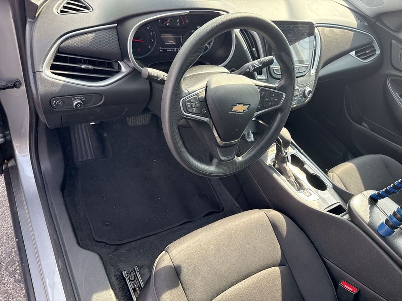 Chevrolet Malibu Vehicle Full-screen Gallery Image 12