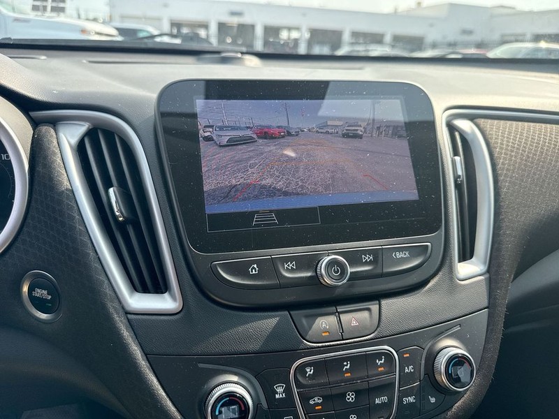 Chevrolet Malibu Vehicle Full-screen Gallery Image 16