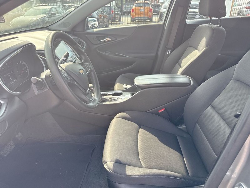 Chevrolet Malibu Vehicle Full-screen Gallery Image 22