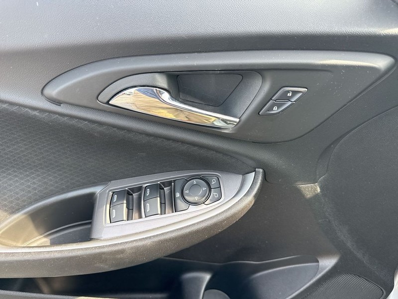Chevrolet Malibu Vehicle Full-screen Gallery Image 24