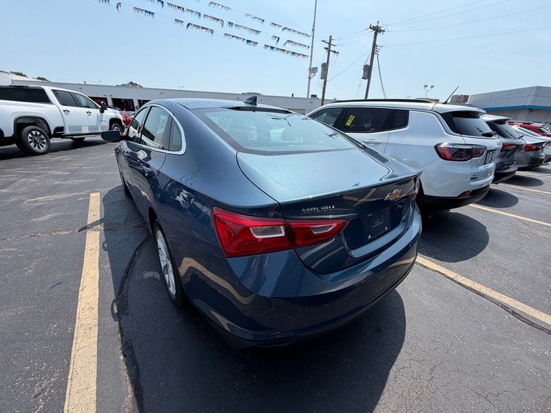 Chevrolet Malibu Vehicle Full-screen Gallery Image 4