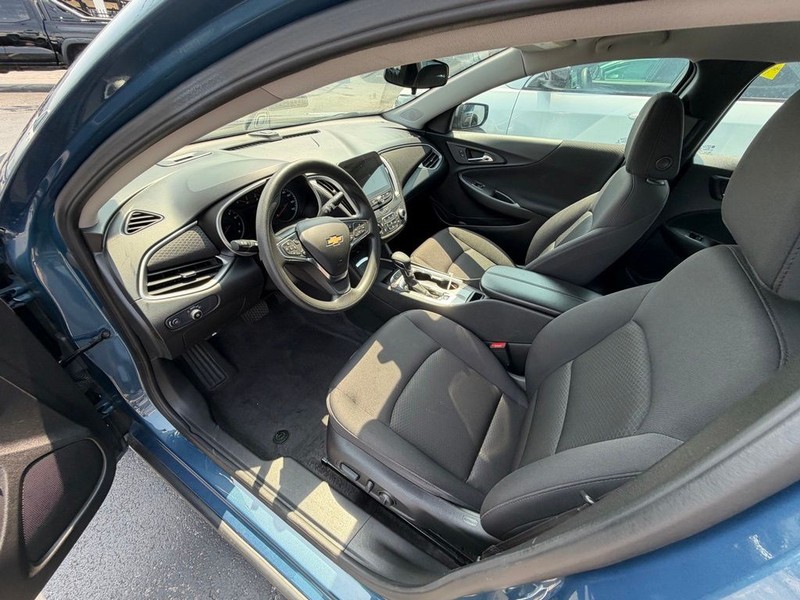 Chevrolet Malibu Vehicle Full-screen Gallery Image 7