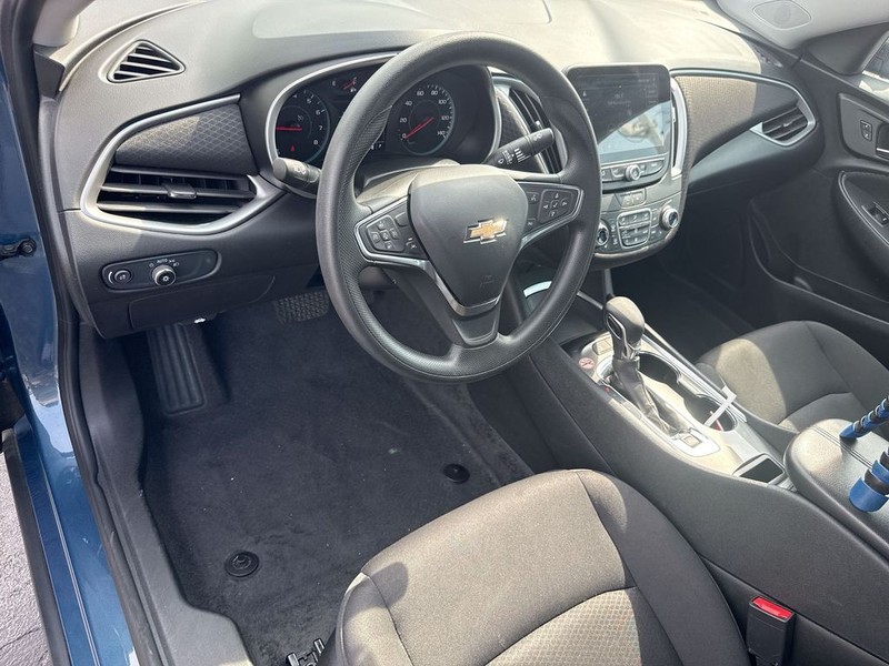Chevrolet Malibu Vehicle Full-screen Gallery Image 12