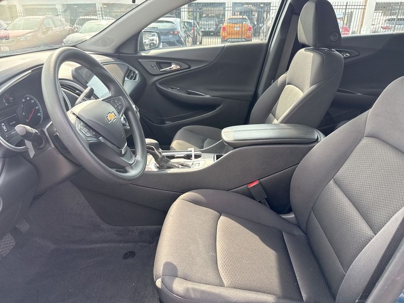 Chevrolet Malibu Vehicle Full-screen Gallery Image 22