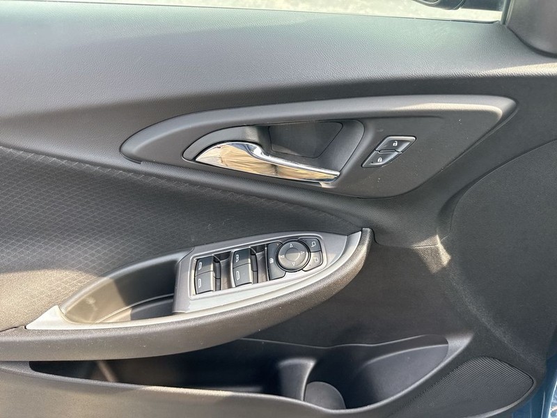 Chevrolet Malibu Vehicle Full-screen Gallery Image 23