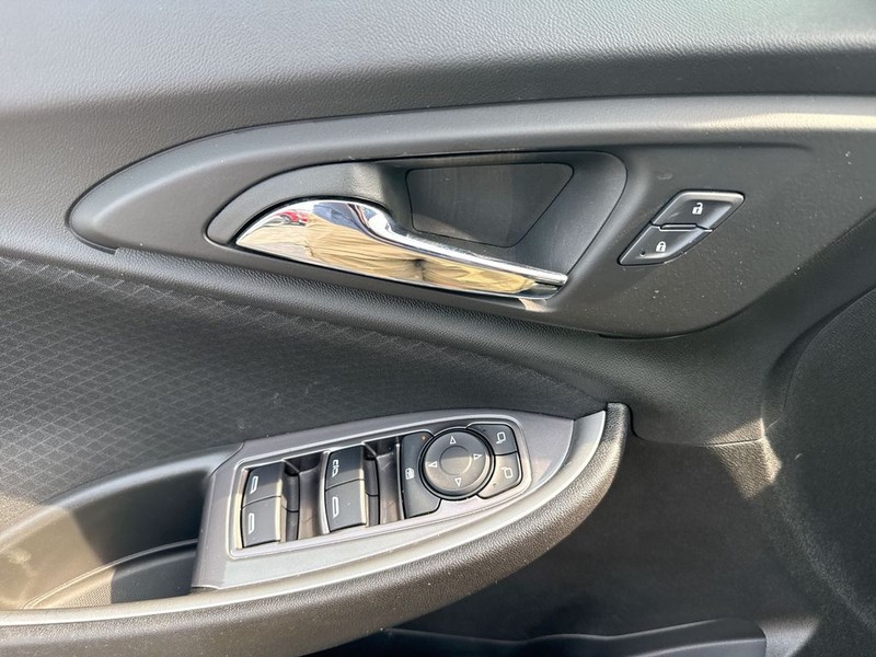 Chevrolet Malibu Vehicle Full-screen Gallery Image 24