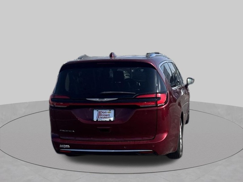 Chrysler Pacifica Vehicle Full-screen Gallery Image 11