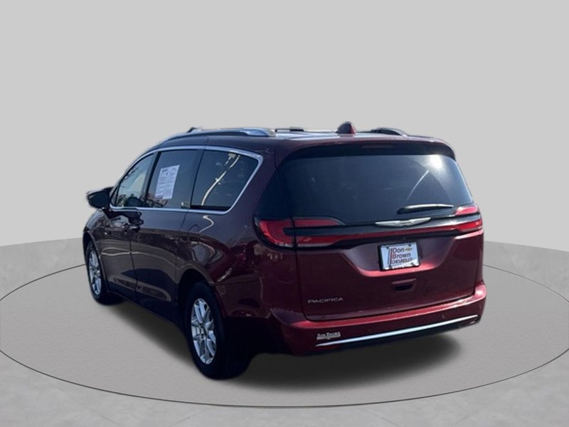 Chrysler Pacifica Vehicle Full-screen Gallery Image 13