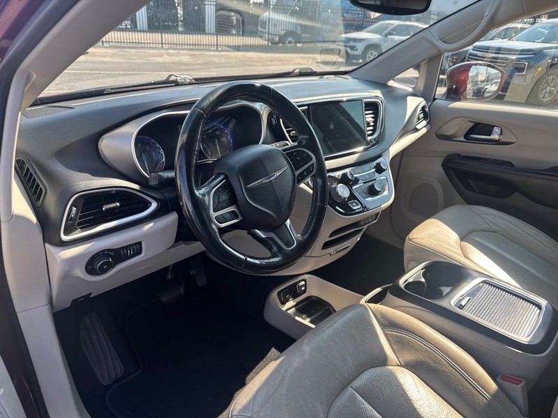 Chrysler Pacifica Vehicle Full-screen Gallery Image 17