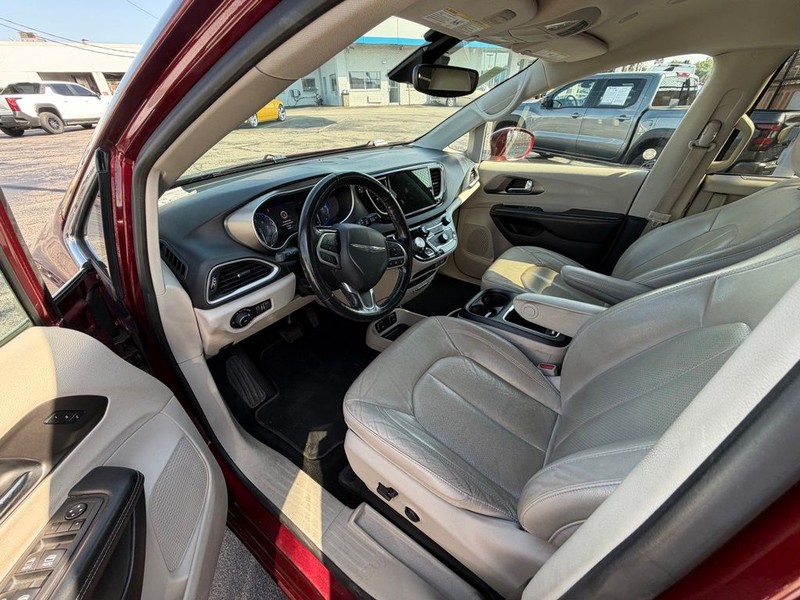 Chrysler Pacifica Vehicle Full-screen Gallery Image 18