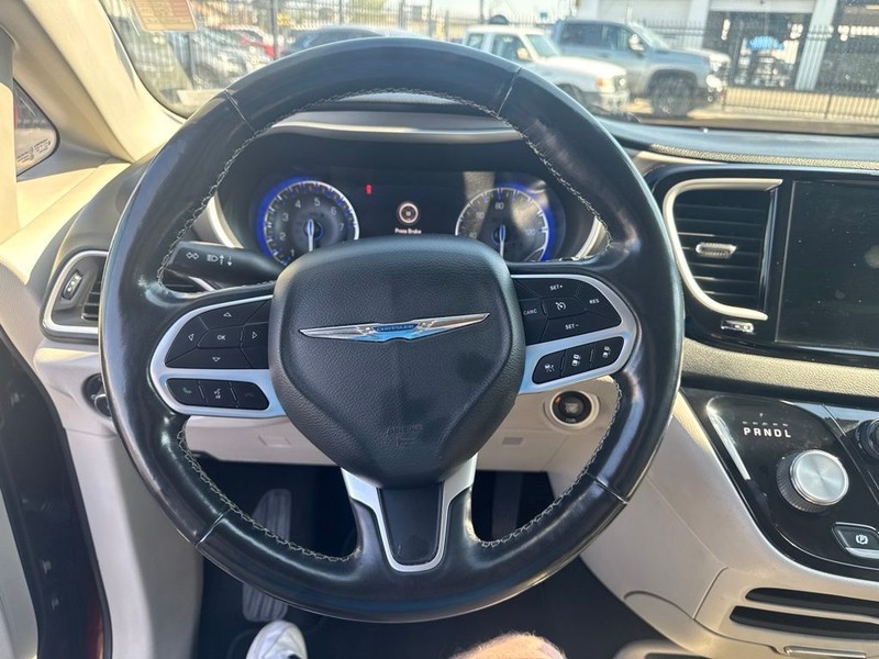 Chrysler Pacifica Vehicle Full-screen Gallery Image 21