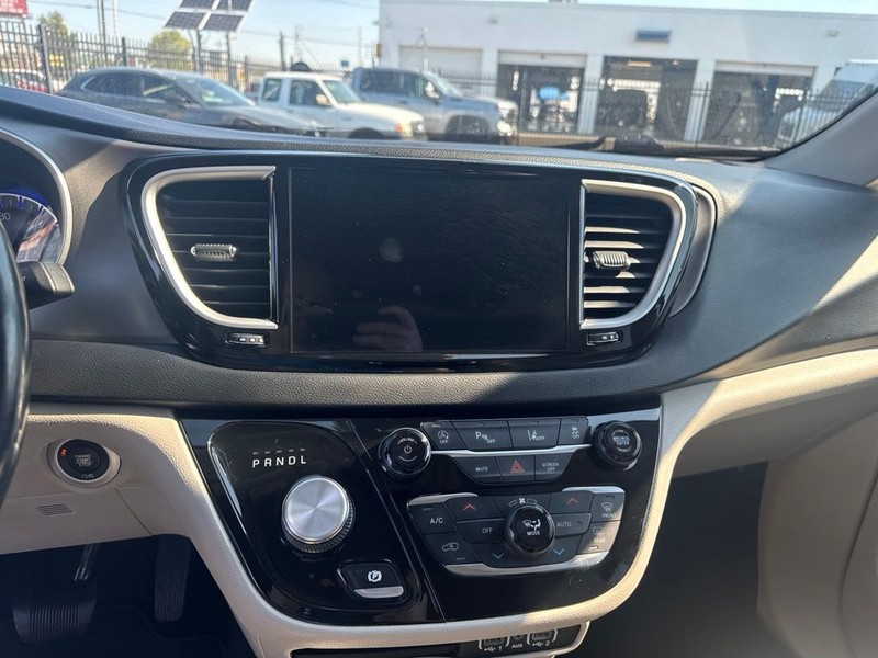 Chrysler Pacifica Vehicle Full-screen Gallery Image 22