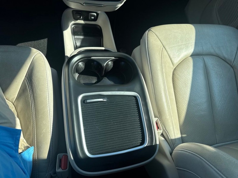 Chrysler Pacifica Vehicle Full-screen Gallery Image 23