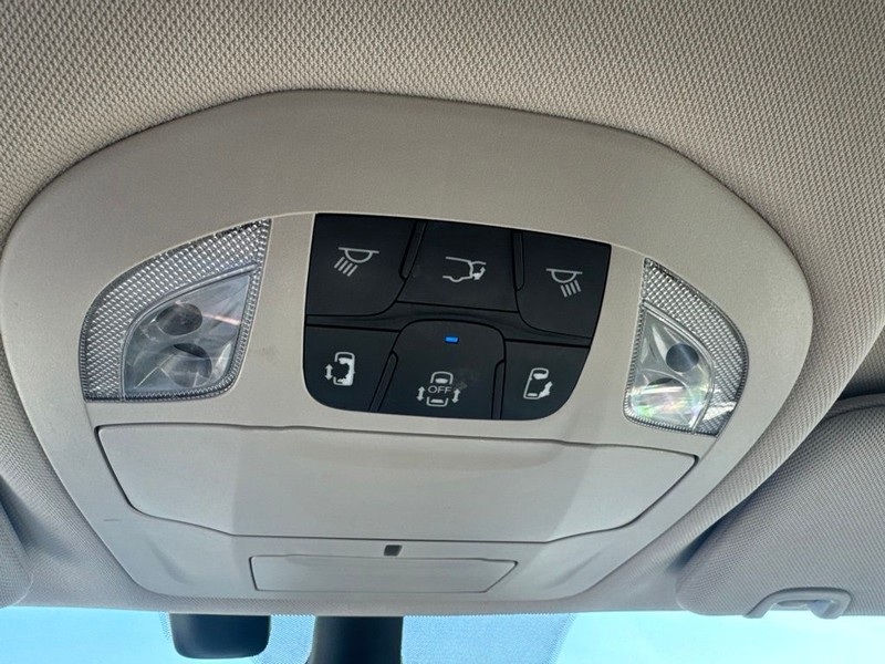 Chrysler Pacifica Vehicle Full-screen Gallery Image 24