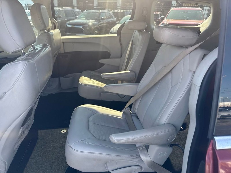 Chrysler Pacifica Vehicle Full-screen Gallery Image 26